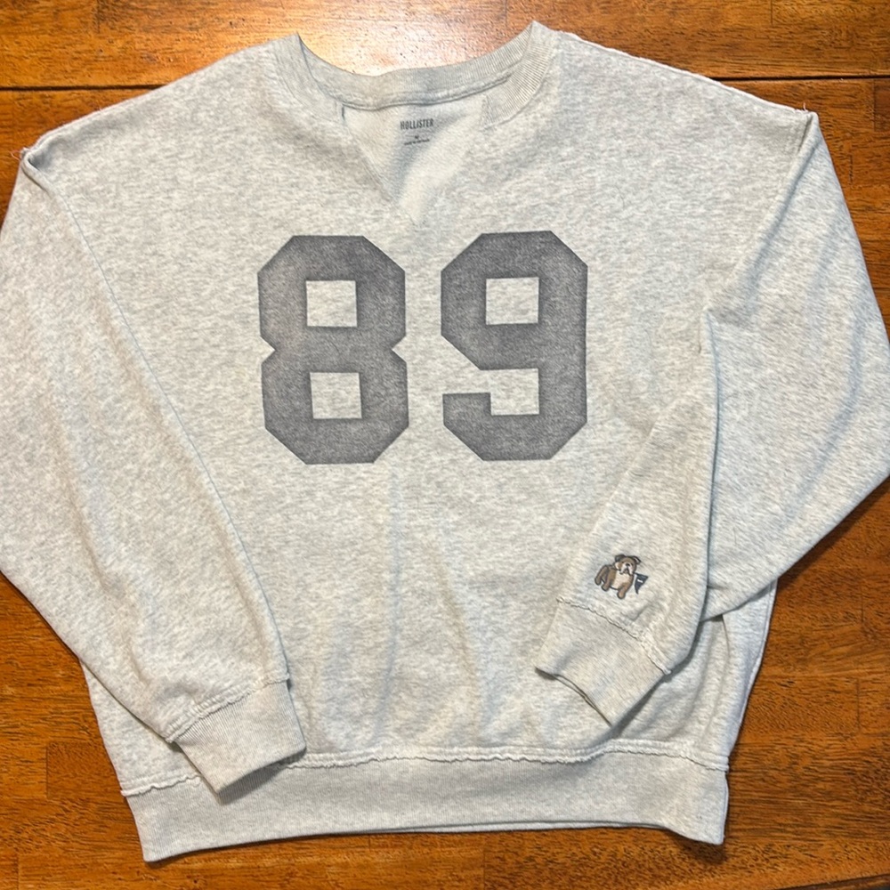 #89 Hollister sweatshirt